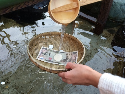 三光稲荷の池