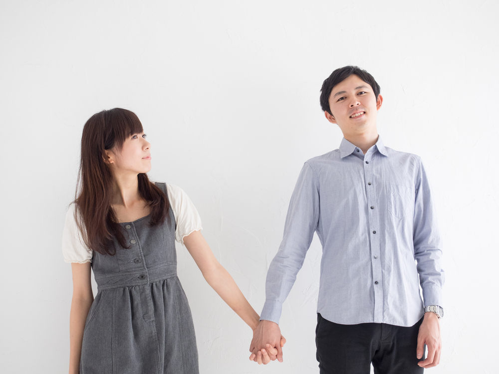 手をつなぐ男女