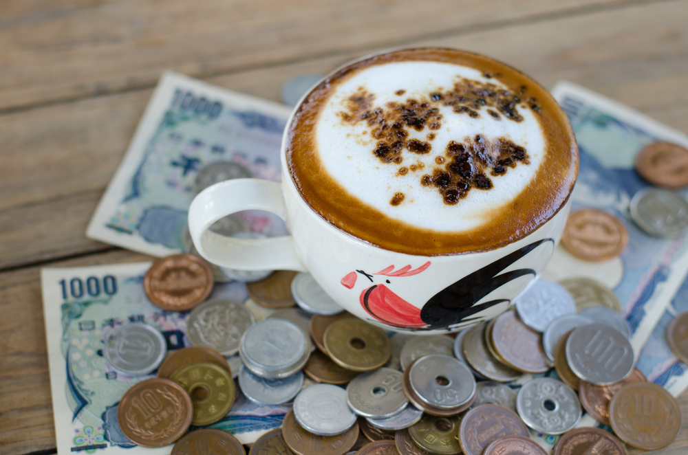 お金とコーヒーカップ