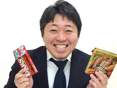 コンビニで買えるチョコを持ってにっこりする押尾