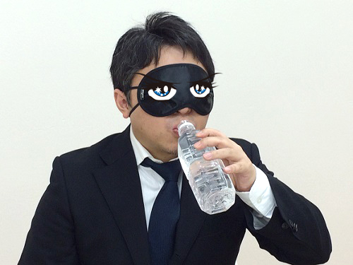 水を飲む押尾