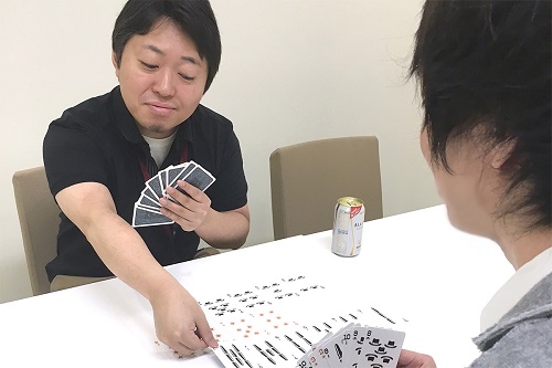 トランプをする押尾とあべし