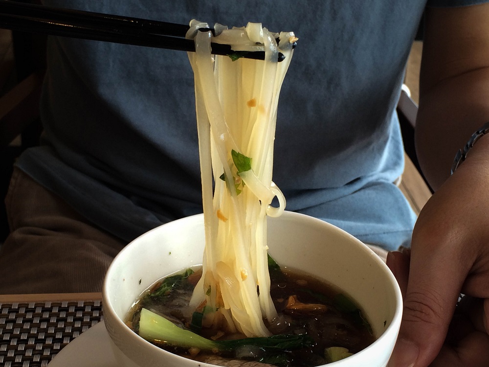 フォーを食べる