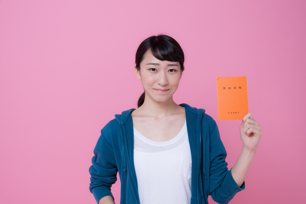 年金手帳を持つ女性