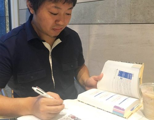勉強をする押尾