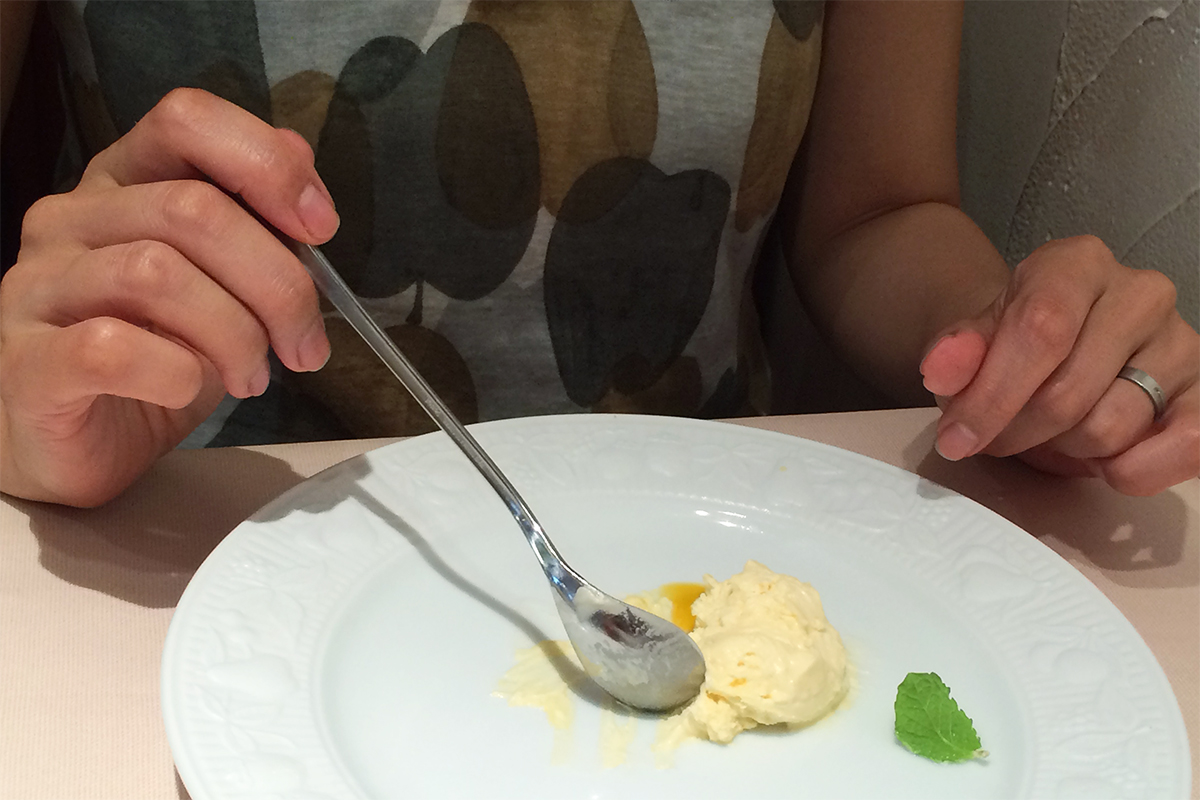 アイスを食べるNさん