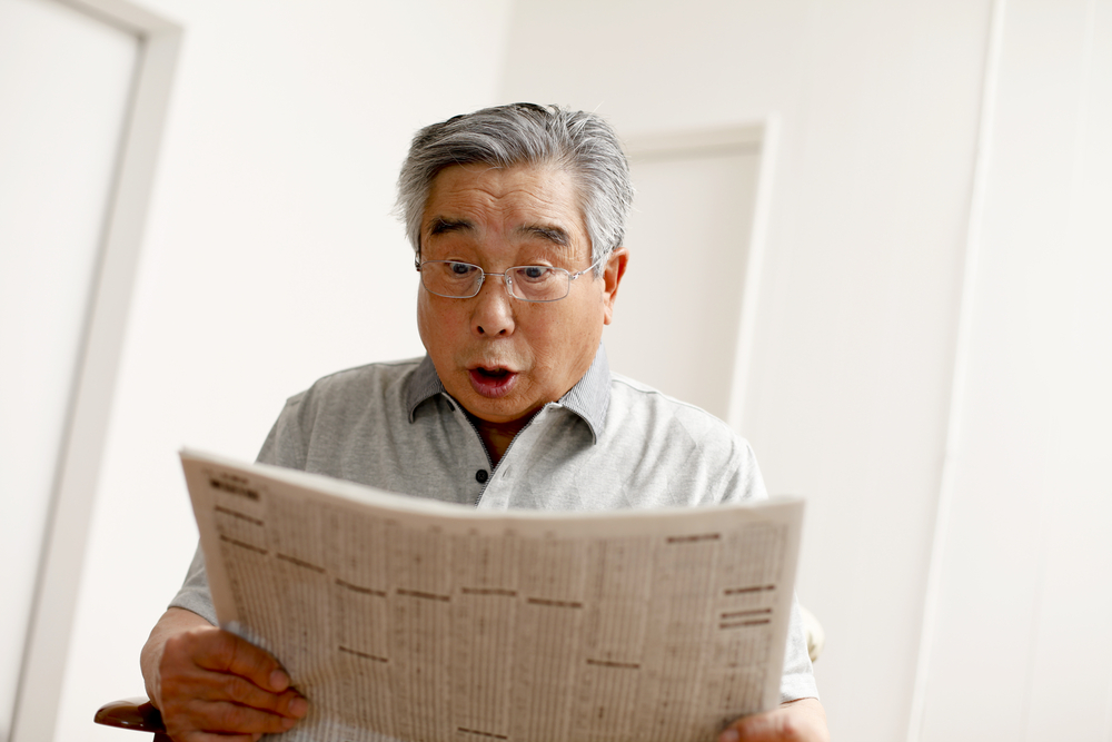 新聞を読む人