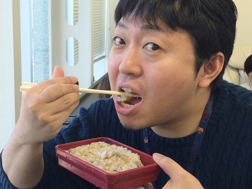 たまごかけごはんを食べる押尾