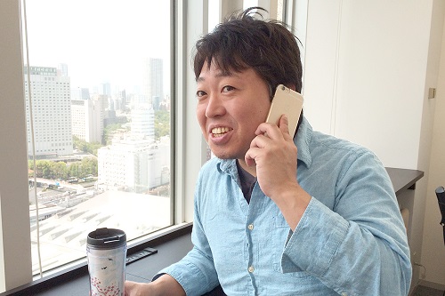 電話をする押尾